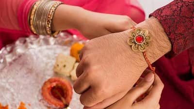 Raksha Bandhan Muhurat 2022: सकाळ, दुपार, संध्याकाळ आणि रात्री राखी बांधण्यासाठी हे आहेत शुभ मुहूर्त