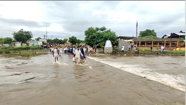 Malegaon : मालेगावमध्ये बाईकसह दोन तरुण नदीत बुडाले, अग्निशमन दलाच्या वतीने बचाव कार्य सुरू