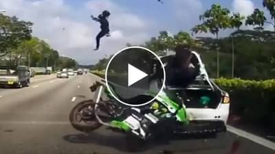 Video | दुचाकीस्वारानं रस्त्याच्या बाजूला उभ्या असलेल्या कारला धडक दिली, पुढे काय घडलं? पाहा व्हायरल व्हिडीओमध्ये...