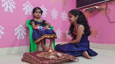 Raksha Bandhan 2022 : एकमेकींना राखी बांधून वाईट प्रवृत्तींपासून रक्षा करण्याचं दिलं वचन; पाहा, दोन चिमुकल्या बहिणींचं रक्षाबंधन...