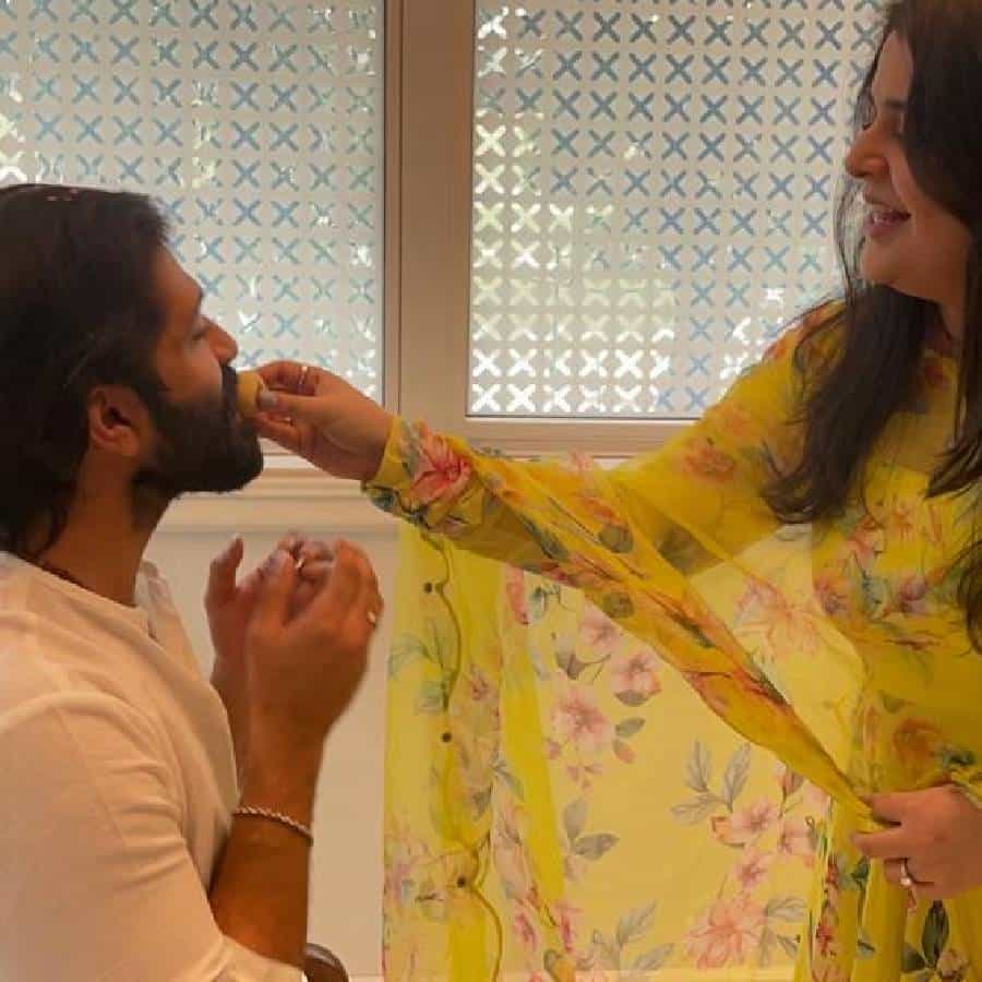 भारतात आज सगळीकडे रक्षाबंधन उत्साहात साजरं केलं जात आहे. सकाळपासून सोशल मीडियावर अनेकांनी रक्षाबंधन साजरा केल्याचे फोटो टाकले आहेत. त्याचबरोबर राज ठाकरे यांच्या घरी देखील रक्षाबंधन साजरा झाला आहे. राज ठाकरे यांच्या बहिणीने त्यांना राखी बांधली आहे. तर अमित ठाकरे यांना बहिण उर्वशी ठाकरे यांनी राखी बांधली आहे.
