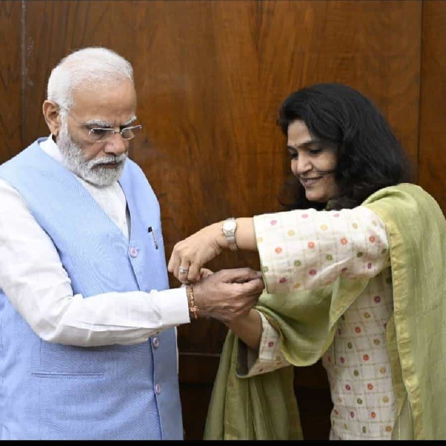 शिंदे गटातील वाशिम-यवतमाळ मतदारसंघातील खासदार भावना गवळी यांनी देशाचे पंतप्रधान नरेंद्र मोदी यांना राखी बांधून रक्षाबंधन साजरा केला आहे.