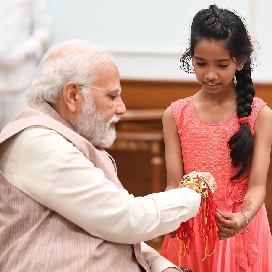 पंतप्रधान नरेंद्र मोदी यांनी गुरुवारी रक्षाबंधन सण अतिशय खास पद्धतीने साजरा केला. लहान मुलींनी पंतप्रधानांच्या मनगटावर राखी बांधली. यावेळी नरेंद्र मोदींनी त्यांच्या डोक्यावर हात ठेवून मुलांना आशीर्वाद दिले.
