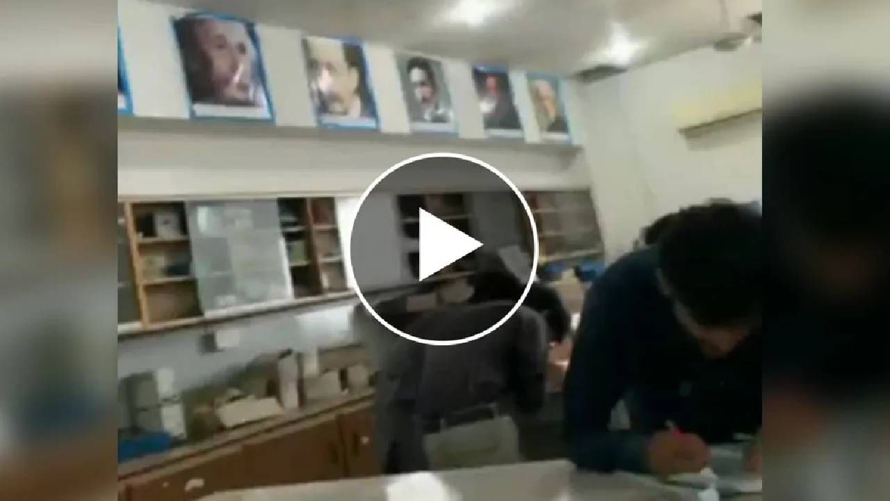 Video : वैज्ञानिकांच्या फोटोत लावला अभिनेत्याचा फोटो, पोरंही गोंधळली, शाळेतला धम्माल व्हिडिओ व्हायरल