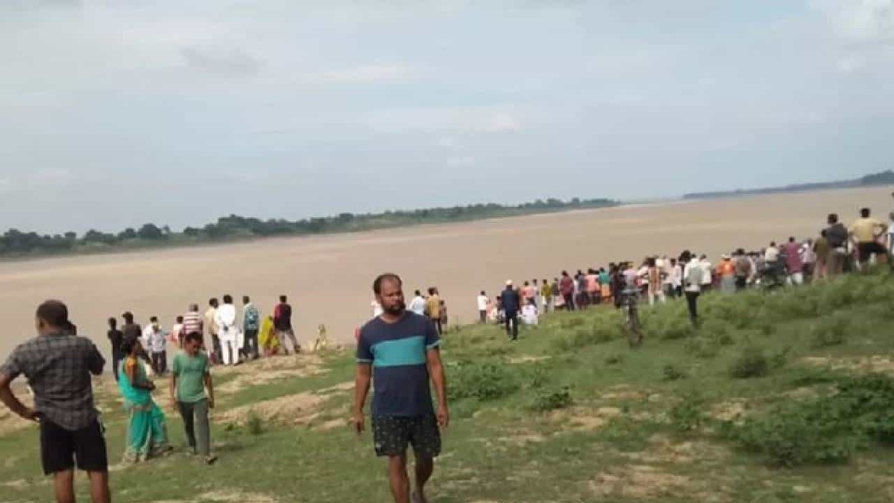 Video: भावांकडे रक्षाबंधनाला जाणाऱ्या 20 ते 25 बहिणींना जलसमाधी, यमुनेत 50 जणांची नाव उलटून अपघात, 4 मृतदेह सापडले, अनेक जण बेपत्ता