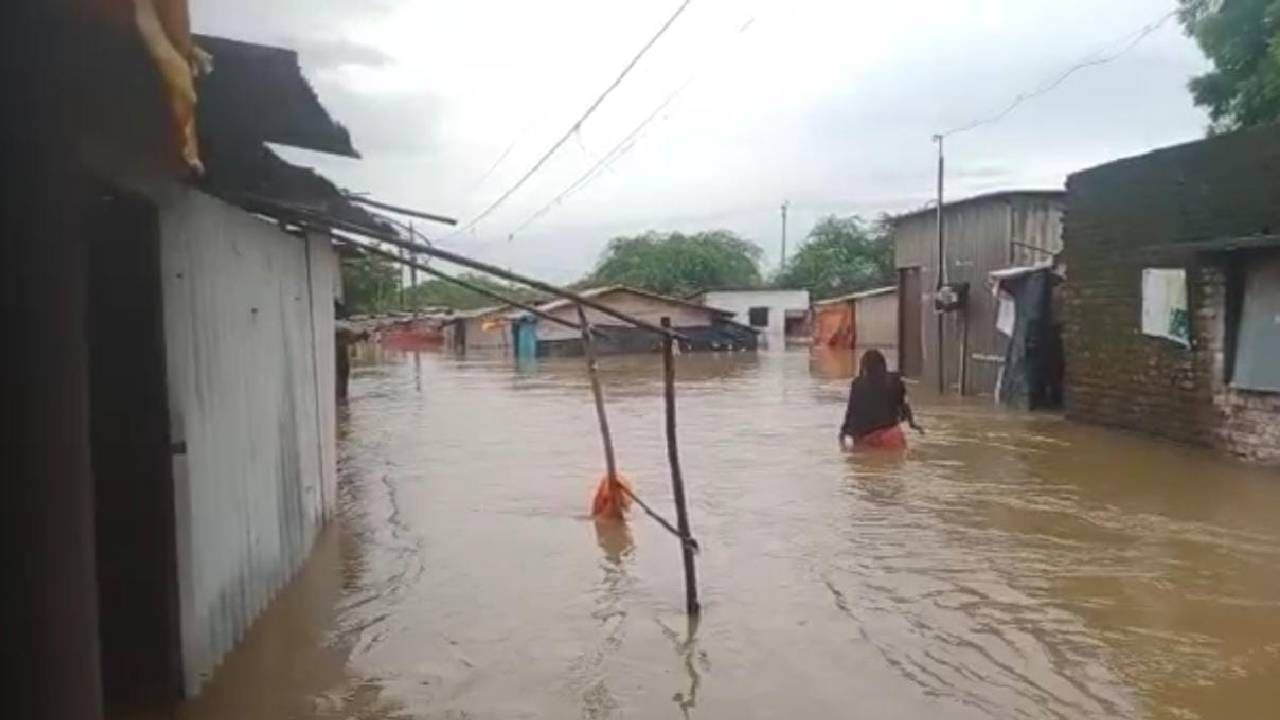 Wardha Flood : पुलगावच्या बुरड मोहल्यात शिरले पुराचे पाणी, आमदार रणजित कांबळे यांचे प्रशासनाला सुविधा पुरविण्याचे निर्देश