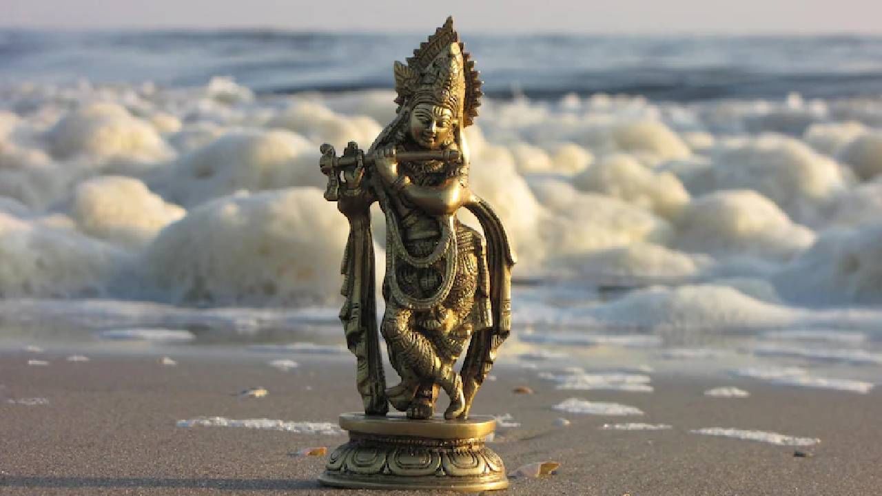 Krishna Janmashtami 2022 : भगवान श्रीकृष्णाची 5 महत्त्वाची मंदिरं, जिथं डोकं टेकलं की नशीब फळफळतं, असं म्हणतात!