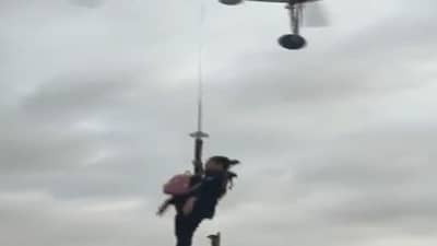 Video : कोस्ट गार्डच्या रेस्क्यूचा थरार; अलिबागच्या समुद्रात अडकलेल्या पाच जणांची सुखरूप सुटका