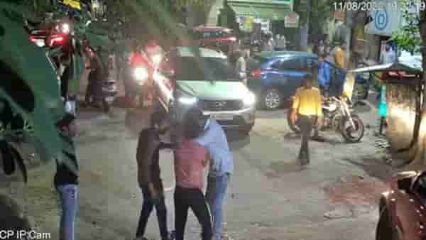 Delhi crime : ते चाकूनं सपासप वार करत होते, लोक मात्र बघतच होते; नवी दिल्लीत टोळक्यानं केली युवकाची निर्घृण हत्या