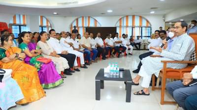 Uddhav Thackeray: मुंबई महापालिका निवडणुका शिवसेना जिंकणारच, उद्धव ठाकरेंना आत्मविश्वास, वॉर्डमध्ये फिरा, लोकांची कामे करा, माजी नगरसेवकांना कानमंत्र