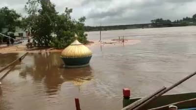 नृसिंहवाडीचे दत्त मंदिर पाण्याखाली; कळसाला लागले पाणी; राधानगरी धरणातील विसर्ग वाढल्यामुळे पूर