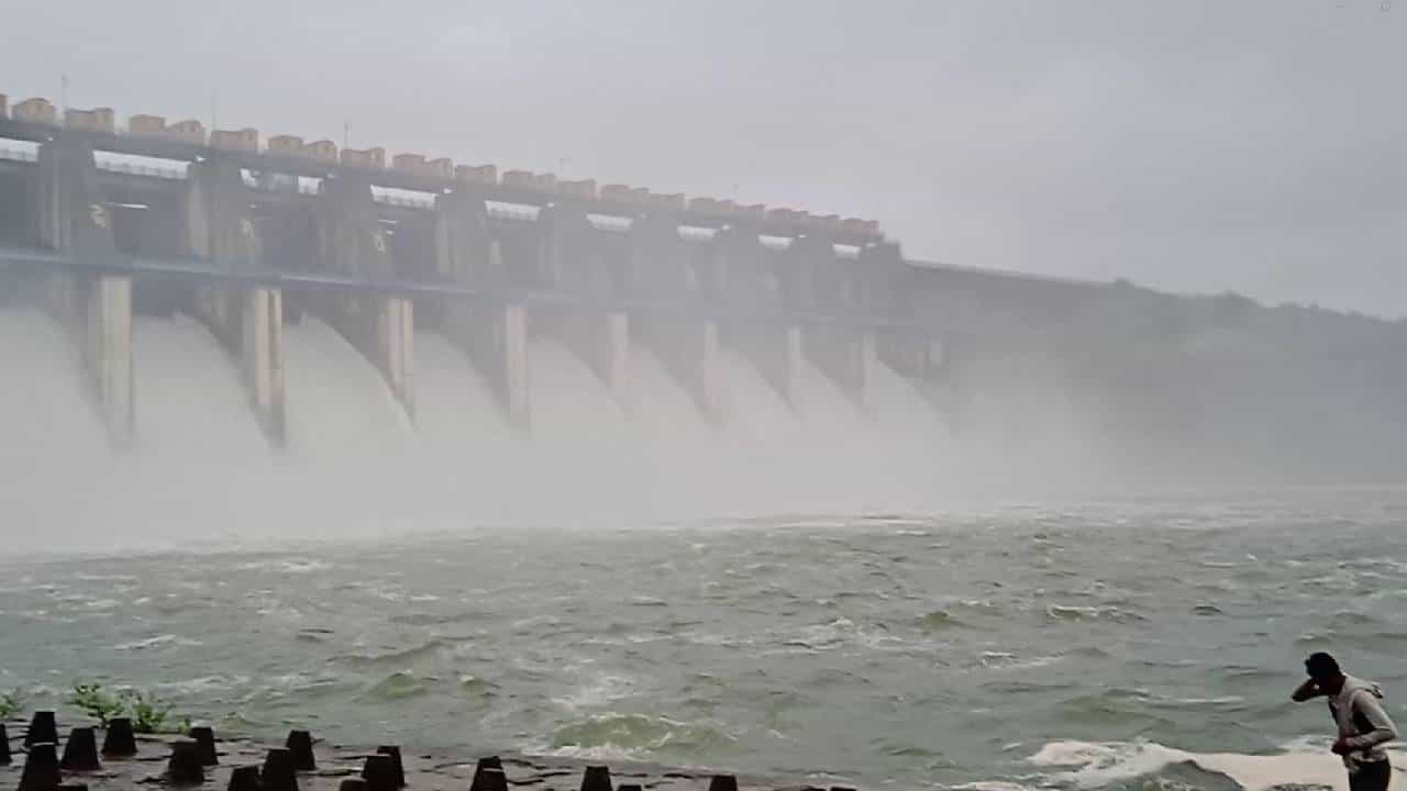 Water level in Dam : उजनी ओव्हरफ्लो, गडचिरोलीत पावसाच्या उघडीपीनंतरही पूरस्थिती कायम..!