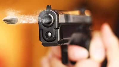 वांद्रे येथे गोळीबार; गोळ्या झाडून हल्लेखोर फरार; एक गंभीर जखमी