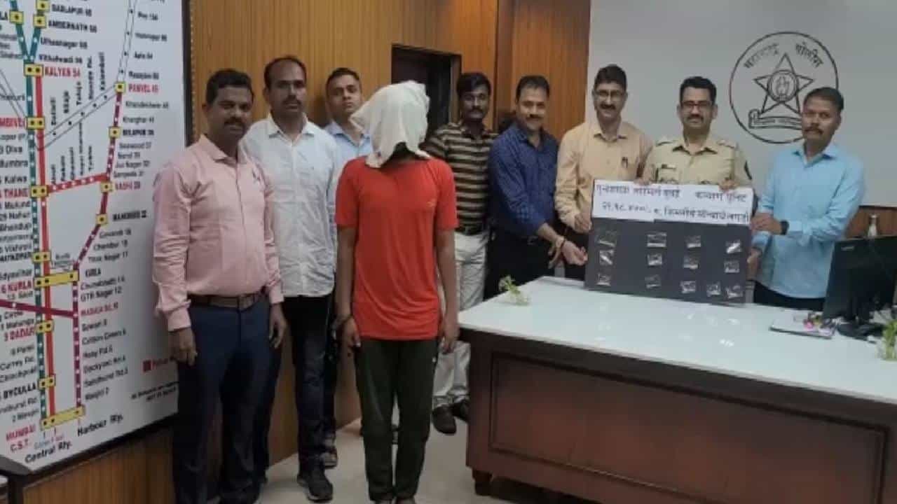Kalyan Theft : एक्सप्रेसमध्ये महिलांच्या पर्सवर डल्ला मारणारा चोरटा अटक, सीसीटीव्हीच्या आधारे पोलिसांनी ठोकल्या बेड्या