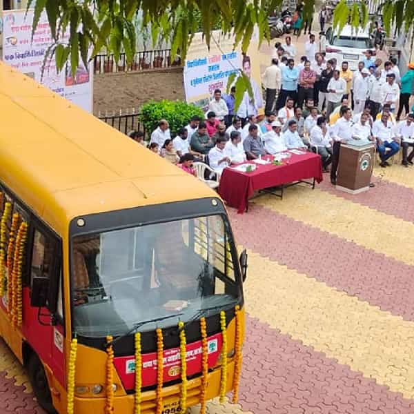 कर्जत तालुक्यातील महाविद्यालयीन विद्यार्थ्यांनींसाठी कर्जतचे आमदार रोहित पवार यांनी राखी पौर्णिमेची अनोखी भेट दिलीये.