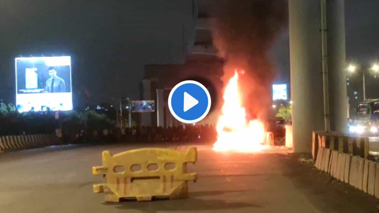 Video : वेस्टर्न एक्स्प्रेस हायवेवर कुरार विलेज इथं CNG इंडिका जळून खाक! थरारक व्हिडीओ समोर Video : वेस्टर्न एक्स्प्रेस हायवेवर कुरार विलेज इथं CNG इंडिका जळून खाक! थरारक व्हिडीओ समोर