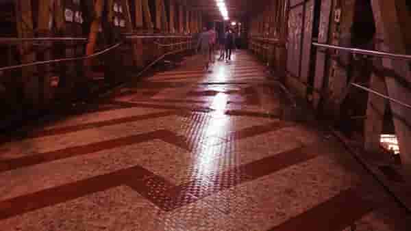 Kalyan Crime News : चाकू हल्ल्यात रक्तबंबाळ मान, गळा, छाती! पत्नीच्या जीवावर उठला पती, कल्याणमधील स्कायवॉकवरील थरारक घटना