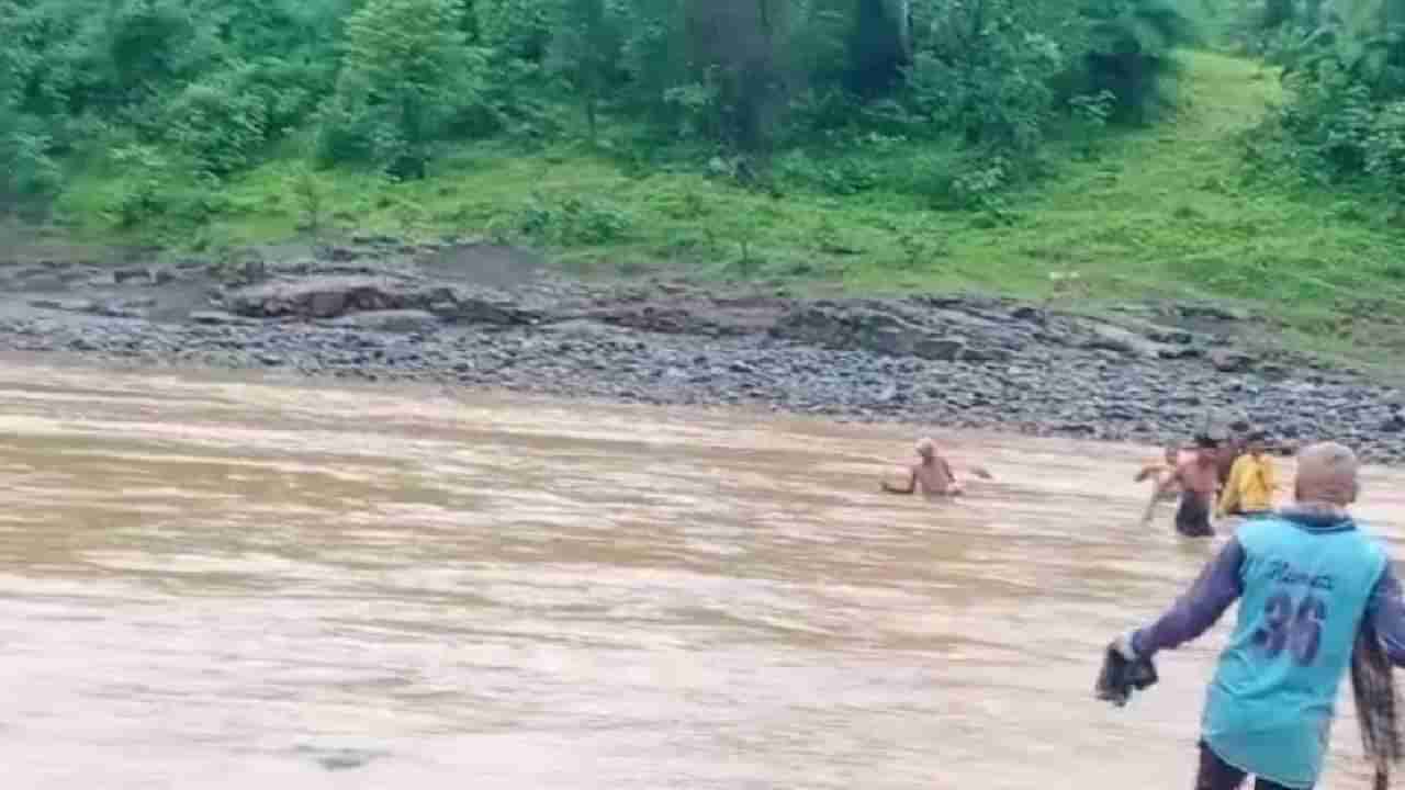 Nashik | स्वातंत्र्याचा अमृत महोत्सव सुरू असताना देखील ग्रामीण भागातील नागरिक अद्याप मूलभूत सुविधांपासून वंचितच...