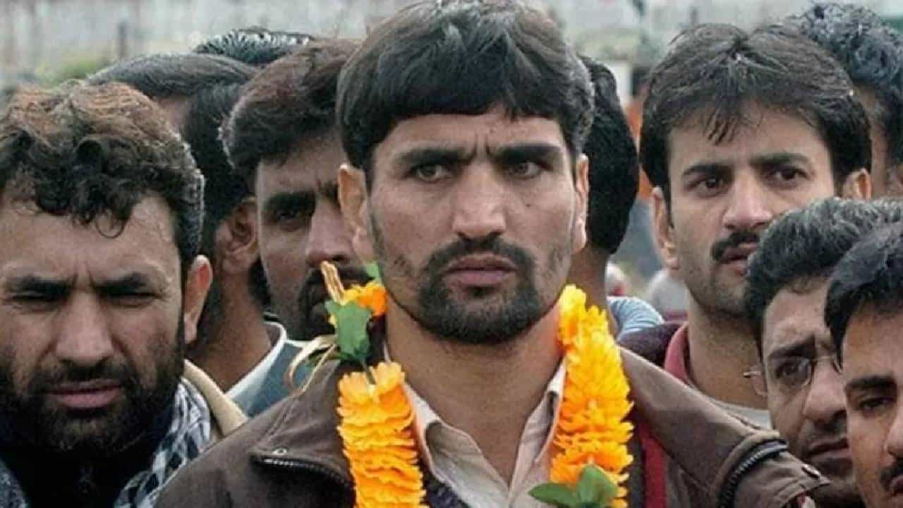 आतंकवाद्यांशी हात मिळवणी महागात!, सलाहुद्दीनच्या मुलासह काश्मीरमधील 4 जणं नोकरीवरून बडतर्फ