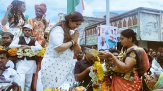 Pankaja Munde : बीडच्या परळीत स्वातंत्र्याच्या अमृत महोत्सवाचा उत्साह; तिरंगा फडकवत, ढोल वाजवत पंकजा मुंडेंचा रॅलीत सहभाग