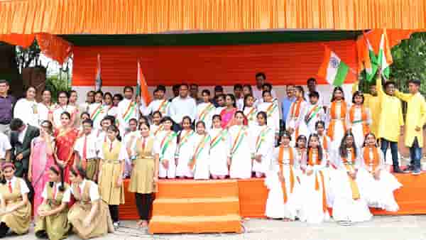 Photo Nagpur Students : नागपुरातील विद्यार्थ्यांनी केला स्वातंत्र्याचा जागर, मनपातर्फे संविधान चौकात आयोजन