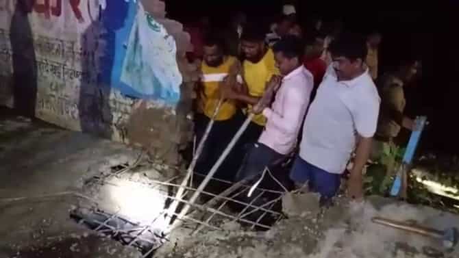 Akola : फोनवर बोलत असताना अचानक स्लॅब कोसळला, 22 वर्षाय तरुण जागीच ठार