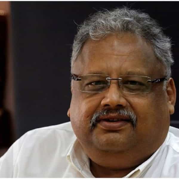 शेअर बाजारातील बिग बुल म्हणून प्रसिद्ध असलेले राकेश झुनझुनवाला आणि भारताचे वॉरेन बफे यांचे वयाच्या ६२ वर्षी निधन झाले आहे . शेअर बाजारामध्ये झुनझुनवाला ज्या शेअरला ते हात घातलंत तो शेअर धावू लागयाचा. अनेक गुंतवणुकदार त्यांच्या टिप्सचे अनुसरण करायाचे.
