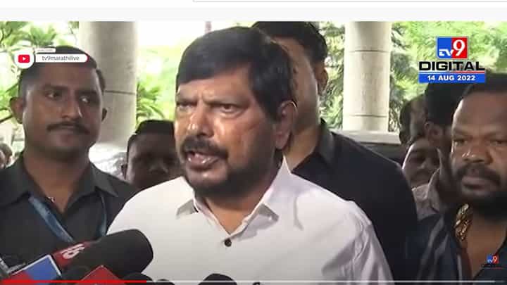 अपघातानंतर तासभर मदतच न मिळलं ही बाब अत्यंत गंभीर- रामदास आठवले अपघातानंतर तासभर मदतच न मिळलं ही बाब अत्यंत गंभीर- रामदास आठवले
