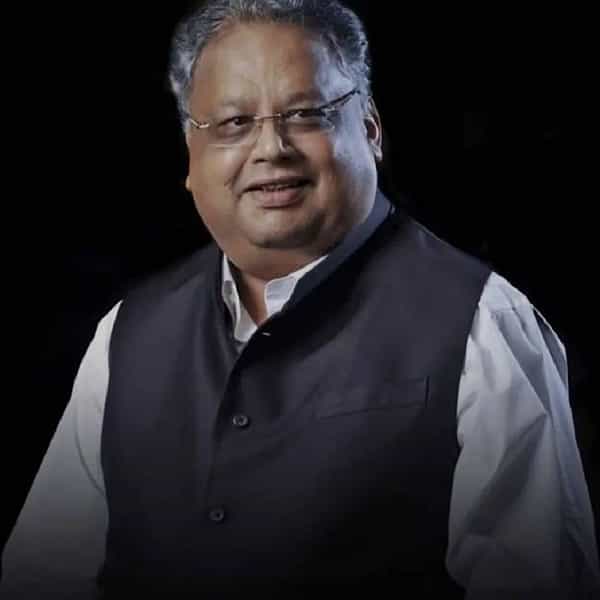 शेअर बाजारातील बिग बुल समजले जाणारे राकेश झुनझुनवाला यांचे दुःखद निधन झाले आहे. ५००० रुपयांपासून शेअर मार्केटमध्ये व्यवसाय सुरू करणारे झुनझुनवाला अत्यंत कमी वयात शेअर मार्केटमध्ये गुंतवणूक करण्यास सुरुवात केली. बिगबुल म्हणून ओळखले जाणारे झुनझुनवाला हे वैयक्तिक आयुष्यातही फूडी म्हणून ओळखले जायचे .