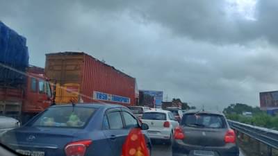 Expressway : वीकेंड अन् सलग सुट्ट्यांमुळे पुणे-मुंबई महामार्गावर अभूतपूर्व कोंडी, 3 तासाच्या प्रवासाला लागले 8 तास!