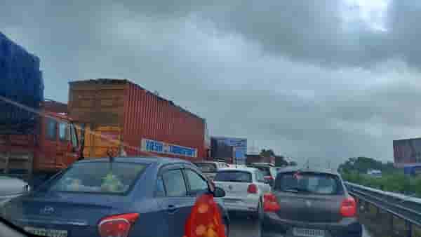 Expressway : वीकेंड अन् सलग सुट्ट्यांमुळे पुणे-मुंबई महामार्गावर अभूतपूर्व कोंडी, 3 तासाच्या प्रवासाला लागले 8 तास!