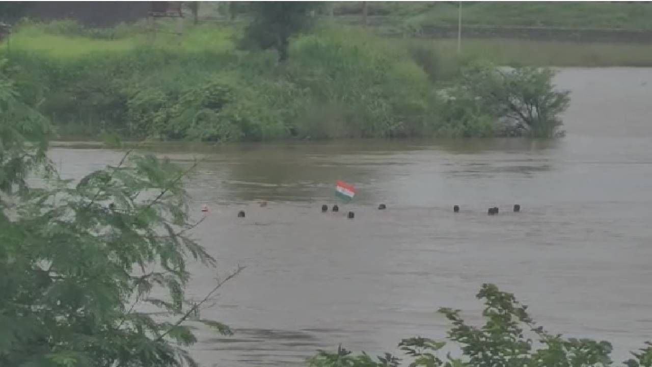 कोल्हापूरात असा साजरा केला स्वातंत्र्याचा महोत्सव; उदगाव येथे कृष्णा नदीत 9 किलोमीटर पुरातून पोहत फडकविला तिरंगा