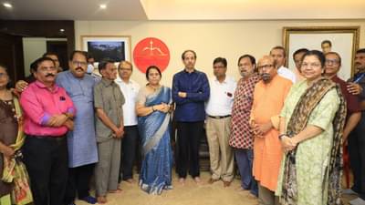 Uddhav Thackeray: देशात सध्या अघोषित आणीबाणी, सुप्रीम कोर्टाचा निर्णय लोकशाहीचे भवितव्य ठरवणारा, साहित्यिकांच्या पाठिंब्याच्या भेटीत उद्धव ठाकरे काय म्हणाले?