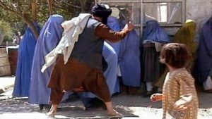 Taliban Laws : महिलांना पुरुषांसोबत फिरण्यास मनाई; तालिबानचा नवा फतवा 