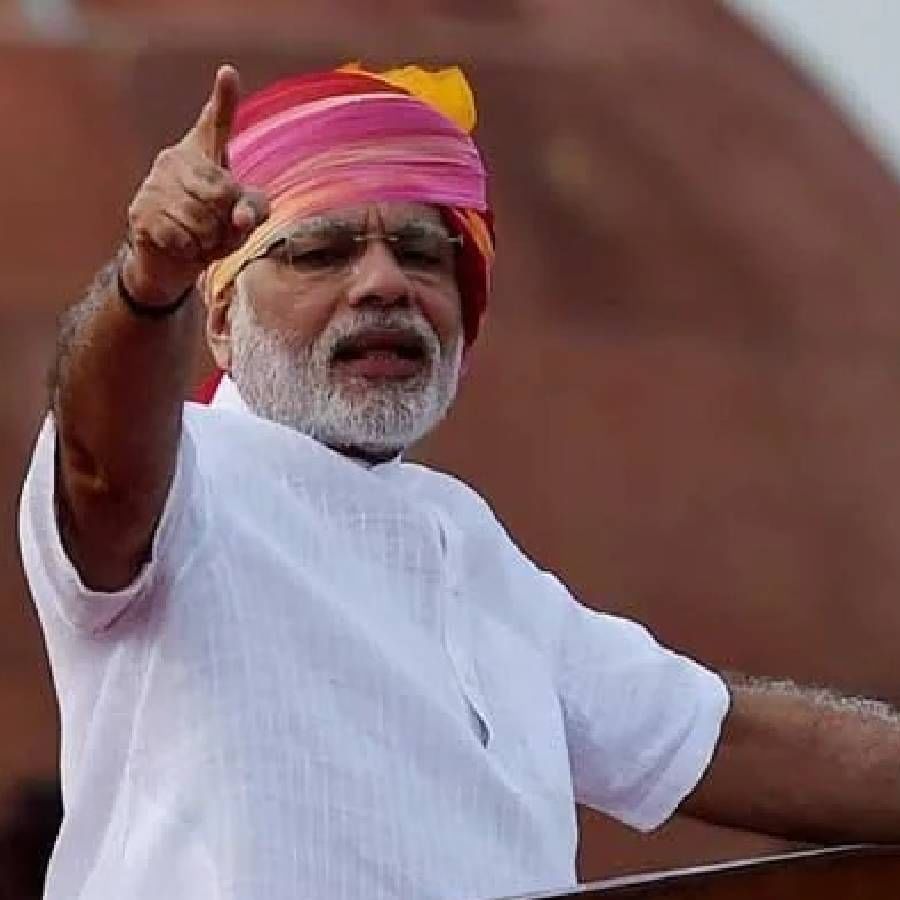 2016 मध्ये पंतप्रधान नरेंद्र मोदी साधा कुर्ता आणि चुरीदार पायजमामध्ये दिसले होते. याशिवाय लाल-गुलाबी आणि पिवळ्या रंगाचा राजस्थानी फेटा  बांधला होता.