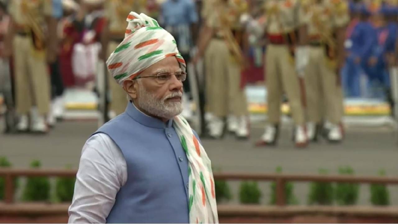 75 Independence Day : स्वातंत्र्याच्या अमृतोत्सवी वर्षानिमित्त पंतप्रधान नरेंद्र मोदी घातला खास फेटा; मागील 8 वर्षात मोदींनी घातलेल्या फेट्यांची क्षणचित्रे