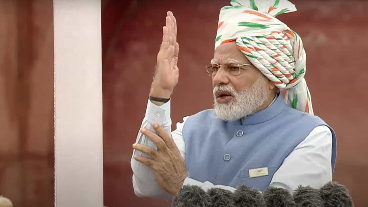 Narendra Modi Speech : देशात 2 मोठ्या समस्या, भ्रष्ट्राचार आणि घराणेशाही! लाल किल्ल्यावरुन पंतप्रधान मोंदींनी विरोधकांना डिवचलं