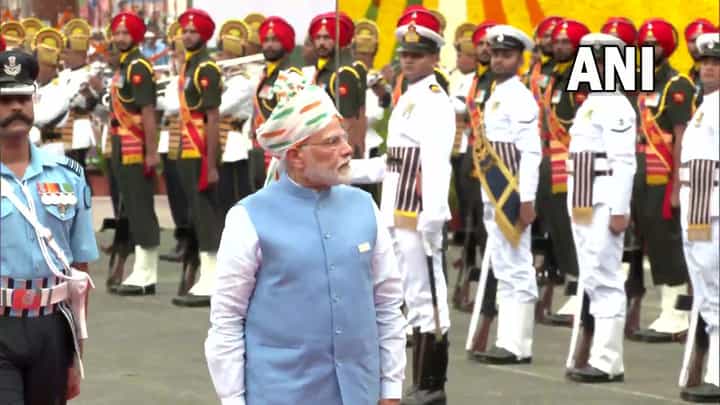 75 Independence Day : नरेंद्र मोदींच्या हस्ते लाल किल्ल्यावर ध्वजारोहण 75 Independence Day : नरेंद्र मोदींच्या हस्ते लाल किल्ल्यावर ध्वजारोहण