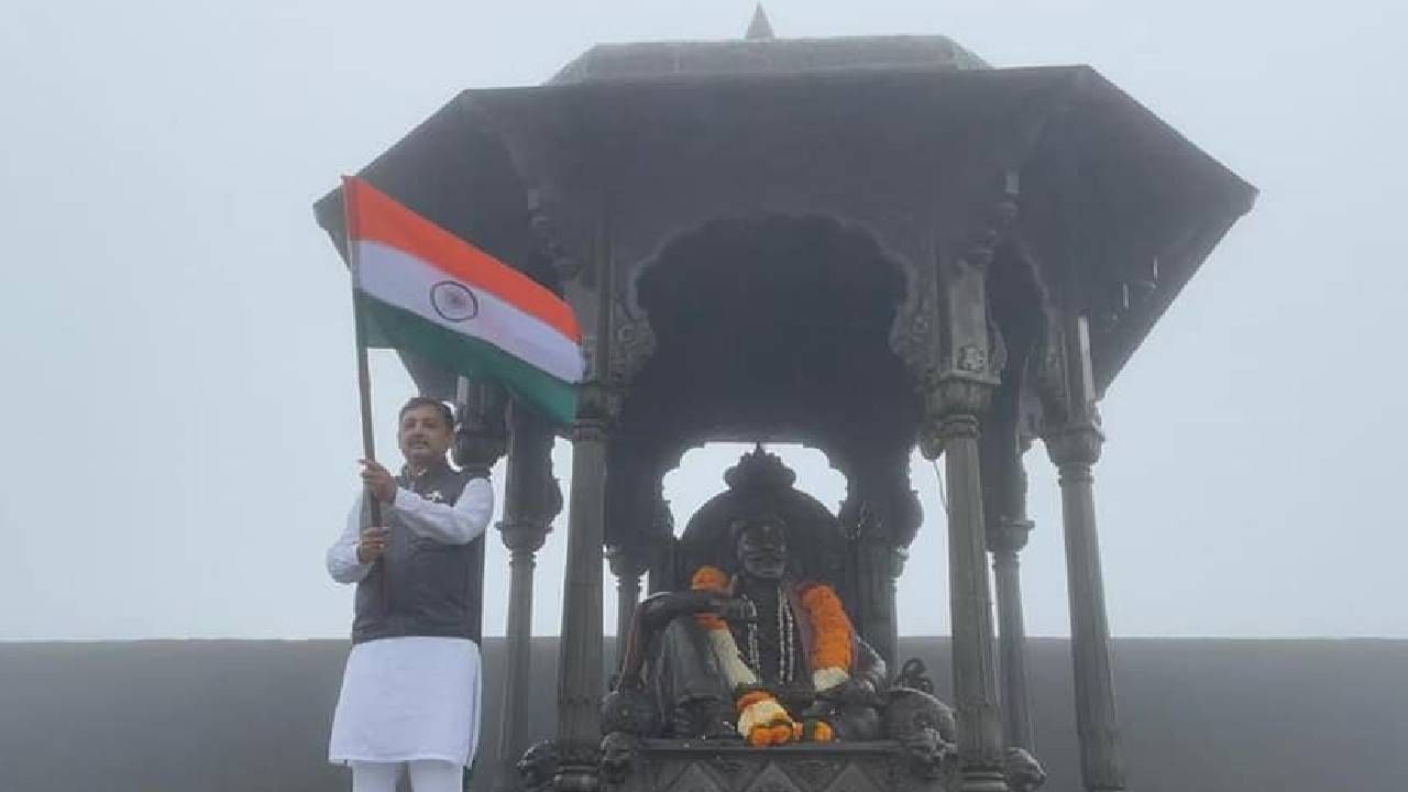 भारतमातेच्या जयघोषांनी रायगड दुमदुमला; स्वातंत्र्याची प्रेरणा शिवाजी महाराजांच्या स्वराज्यातून; संभाजीराजेंनी रायगडावर केले ध्वजारोहण