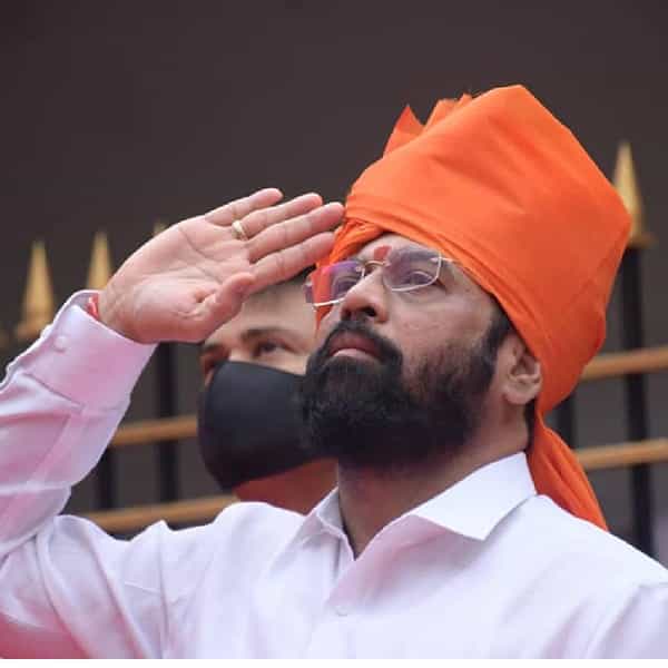 भारतीय स्वातंत्र्यदिनाच्या अमृत महोत्सवी वर्धापनदिनानिमित्त मुख्यमंत्री एकनाथ शिंदे यांनी मंत्रालयाच्या प्रांगणात ध्वजारोहण करून राष्ट्रध्वजाला मानवंदना दिली.