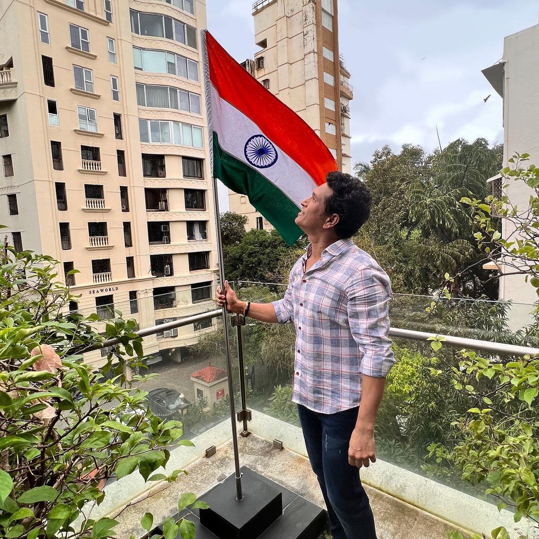 टीम इंडियाचा माजी क्रिकेटपटू सचिन तेंडुलकरने सुद्धा आपल्या घरी तिरंगा ध्वज फडकवला. (Sachin Tendulkar Instagram)
