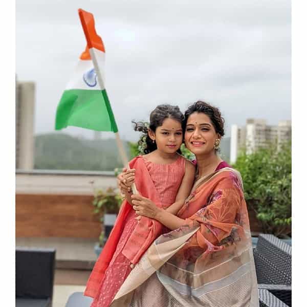 मराठी चित्रपट सृष्टीतील अभिनेत्री उर्मिला कोठारेने आपली लेक जिजा सोबत स्वातंत्र्य दिन साजरा केल्याचा फोटो पोस्ट केला आहे.