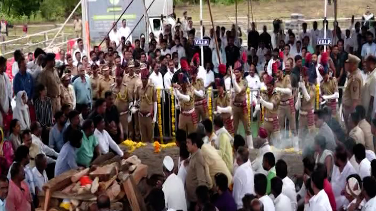 Maharashtra News Live Update : मराठा आरक्षणासाठी आयुष्य वेचणारा नेता अनंतात विलीन, विनायक मेटे यांच्यावर शासकीय इतमामात अंत्यसंस्कार