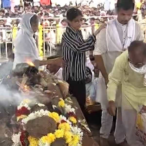 मराठा आरक्षण आणि छत्रपती शिवाजी महाराज यांचा अरबी समुद्रातील पुतळा या दोन मुद्द्यांवर आपलं संपूर्ण आयुष्य वेचणारा मराठवड्यातील लढवय्या नेता अनंतात विलीन झालाय. शिवसंग्रामचे नेते विनायक मेटे यांच्यावर शासकीय इतमामात अंत्यसंस्कार करण्यात आले.