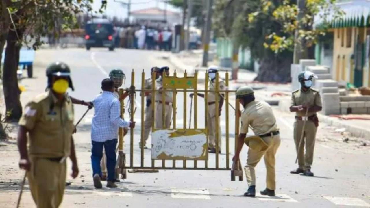 Karnataka : स्वातंत्र्यदिनीच कर्नाटकात कर्फ्यू! सावरकरांच्या पोस्टरवरुन तणाव, नेमका काय आहे वाद?