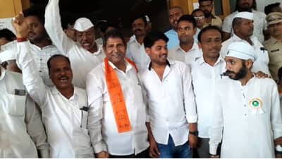 खासदार सदाशिव लोखंडे महिन्याभरानंतर मतदारसंघात, शिवसैनिकांमध्ये मोठा रोष असल्यानं भाजप कार्यकर्त्यांचं गाठली शिर्डी