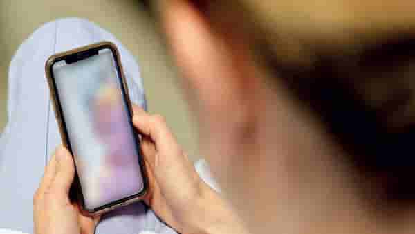 Extortion threats: व्हिडीओ कॉल रिसिव्ह केला आणि स्क्रीनवर न्यूड मुलगी, 76 वर्षांच्या आजोबांचं त्या दिवसापासून जगणचं बदललं
