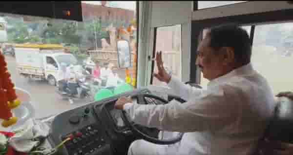 Video : राष्ट्रवादीचा गाडा हाकणारे हात लालपरीच्या स्टेअरिंगवर! स्वातंत्र्यदिनी जयंत पाटलांनी चालवली एसटी बस