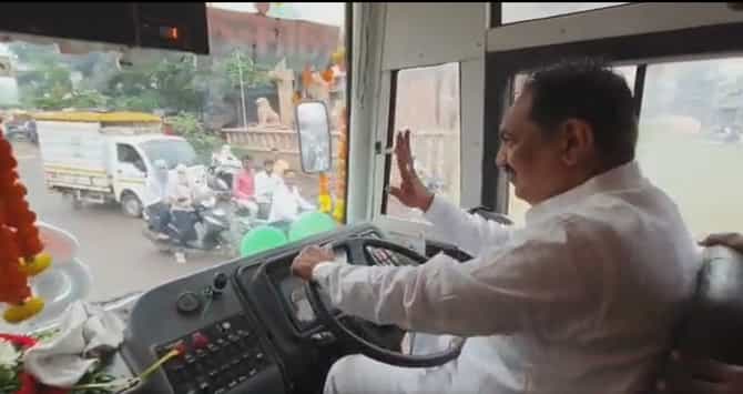 Video : राष्ट्रवादीचा गाडा हाकणारे हात लालपरीच्या स्टेअरिंगवर! स्वातंत्र्यदिनी जयंत पाटलांनी चालवली एसटी बस