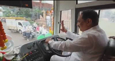 Video : राष्ट्रवादीचा गाडा हाकणारे हात लालपरीच्या स्टेअरिंगवर! स्वातंत्र्यदिनी जयंत पाटलांनी चालवली एसटी बस